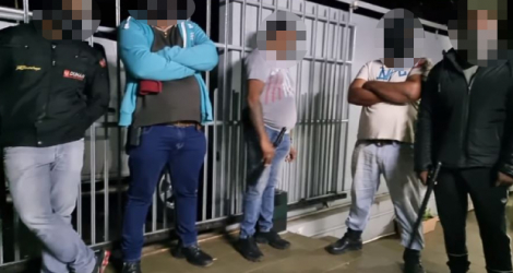 Screen shot de la vidéo postée par Zordi, le média en ligne, montrant les gardes du corps de Lee Shim, prêts à en découdre, dans la nuit de lundi à mardi. 