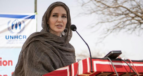 L'actrice américaine Angelina Jolie, envoyée spéciale du Haut Commissariat des Nations unies pour les réfugiés, le 20 juin 2021 au camp de Goudebou, au Burkina Faso.