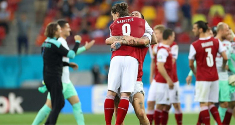 La joie des Autrichiens Marko Arnautovic (d) et Marcel Sabitzer, après la victoire, 1-0 face à l'Ukraine, lors de la 3e journée du groupe C, le 21 juin 2021 à Bucarest, synonyme de qualification pour les 8es de finale de l'Euro 2020.