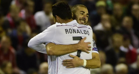 Karim Benzema et Cristiano Ronaldo s'enlacent en Ligue des champions  Crédit: AFP