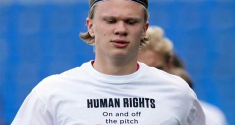 L'attaquant de la Norvège, Erling Braut Haaland, arbore un T-shirt proclamant «Droits humains sur et hors du terrain» avant le match de qualification au Mondial 2022 contre la Turquie, à Malaga, le 27 mars 2021.