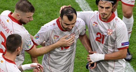 Goran Pandev est sorti en larmes entre une haie d'honneur de ses coéquipiers en cours de match à Amsterdam.