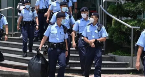 Des officiers de police quittent les bureaux du journal pro-démocratie Apple Daily à Hong Kong le 17 juin 2021 Anthony WALLACE AFP