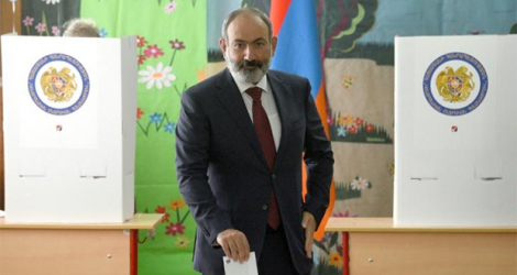 Le Premier ministre arménien Nikol Pachinian vote à Erevan, le 20 juin 2021.