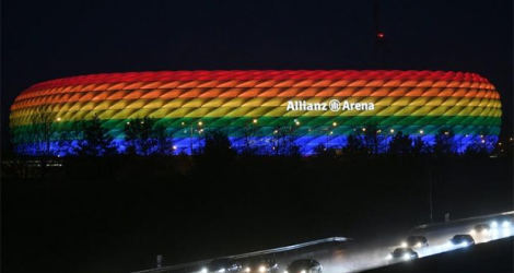 L'Allianz Arena de Munich aux couleurs arc-en-ciel le 30 janvier 2021 à l'occasion d'un match de Bundesliga entre le Bayern Munich et Hoffenheim.