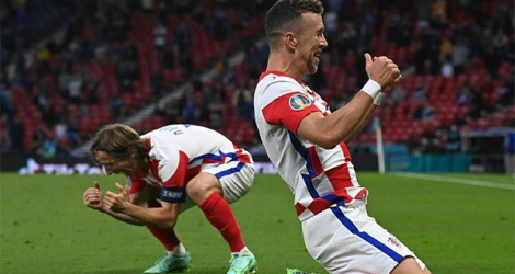 La joie de l'attaquant croate Ivan Perisic, auteur du 3e but contre l'Ecosse, et du milieu de terrain Luka Modric, lors de la 3e journée du groupe D à l'Euro 2020, le 22 juin 2021 à Glasgow.