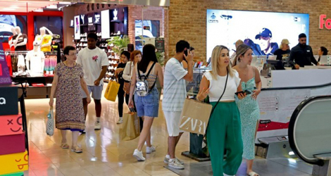 Des personnes faisant des courses sans masque dans un centre commercial de Tel Aviv, en Israël, le 15 juin 2021.