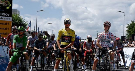 Les porteurs des maillots du Tour de France avant de s'élancer pour la 6e étape depuis Tours vers Châteauroux, le 1er juillet 2021  afp.com/Philippe LOPEZ