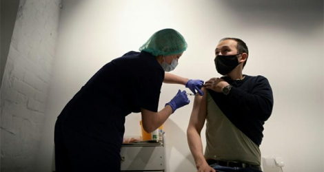 Un homme reçoit une injection du vaccin russe Spoutnik V dans un centre de vaccination, le 2 juillet 2021 à Moscou.