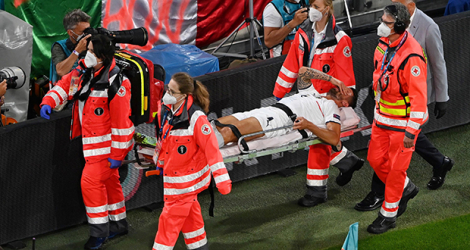 Le défenseur italien Leonardo Spinazzola est évacué sur une civière après s'être blessé au tendon d'achille, lors du quart de finale de l'Euro 2020 contre la Belgique, le 2 juillet 2021 à Munich
