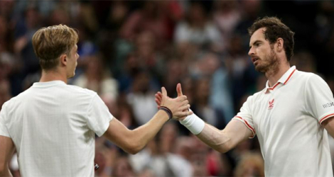 Le Canadien Denis Shapovalov (g), vainqueur du Britannique Andy Murray en 3 sets, au 3e tour du tournoi de Wimbledon, le 2 juillet 2021 à Londres.
