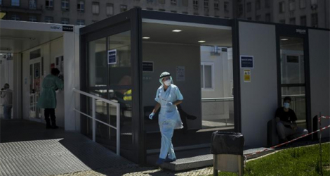 Une soignante devant la salle d'urgence Covid-19 à l'hôpital Santa Maria, le 2 juilelt 2021 à Lisbonne, au Portugal.