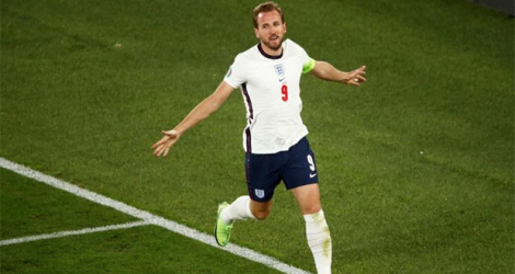 L'attaquant anglais Harry Kane célèbre le troisième but de son équipe lors du quart de finale de l'EURO 2020 face à l'Ukraine au stade olympique de Rome, le 3 juillet 2021.