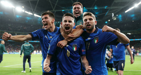 La joie du milieu de terrain italiend Jorginho, après avoir marqué son pénalty lors de la séance de tirs au but face à l'Espagne (1-1, 4-2 t.a.b.) en demi-finale de l'Euro 2020, le 6 juillet 2021 au stade de Wembley à Londres Carl Recine POOL/AFP