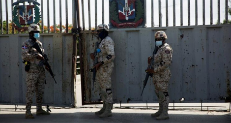 Des soldats dominicains montent la garde devant le point de passage de Dajabon, après la fermeture de la frontière entre la République dominicaine et Haïti, le 7 juillet 2021.