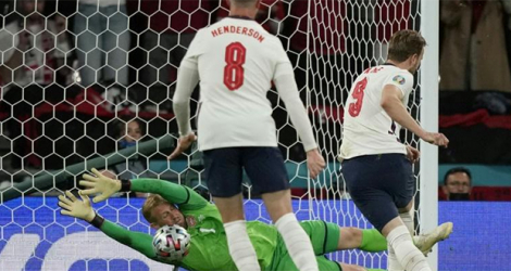 L'attaquant anglais Harry Kane reprend son pénalty repoussé par le gardien de but danois Kasper Schmeichel et marque le 2e but, lors de la prolongation de la demi-finale de l'Euro 2020, le 7 juillet 2021 au stade de Wembley à Londres.