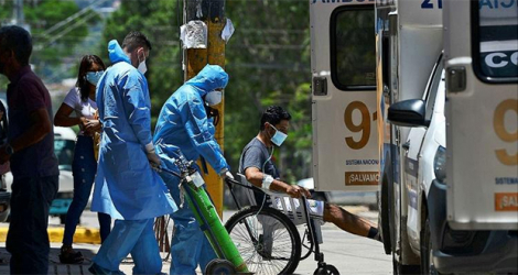 Des personnels soignants emmènent à l'hôpital un patient atteint du Covid-19, le 7 juillet à Tegucigalpa, au Honduras.
