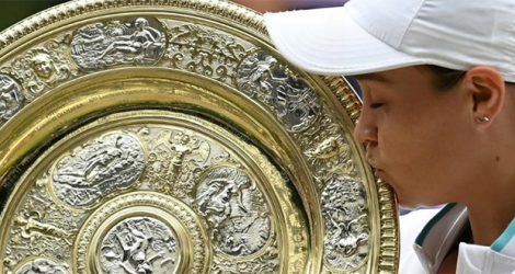 L'Australienne Ashleigh Barty embrasse son trophée après sa victoire en finale de Wimbledon face à la Tchèque Karolina Pliskova, le 10 juillet 2021.
