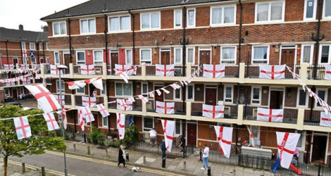 Les façades d'une résidence de Bermondsey, dans le sud de Londres, sont décorées avec des drapeaux d'Angleterre, le 10 juillet 2021, à la veille de la finale de l'Euro 2020 entre l'Angleterre et l'Italie.