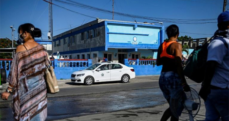 Passants près du poste de police El Capri dans la municipalité d'Arroyo Naranjo à La Havane, le 13 juillet 2021.