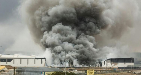 De la fumée s'élève au-dessus d'un bâtiment incendié par des pillards à Umhlanga, près de Durban, en Afrique du Sud.