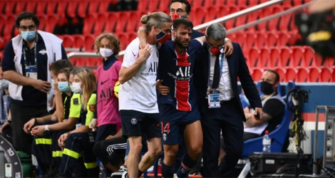 Juan Bernat, le latéral gauche du PSG, quitte le terrain après s'être blessé contre Metz en Ligue 1 le 16 septembre 2020 au Parc des Princes.