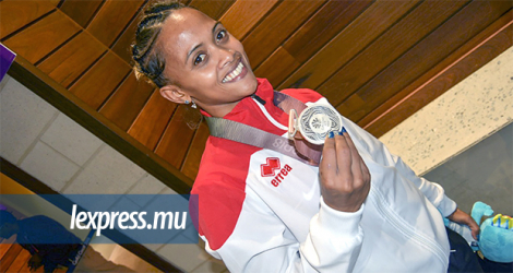 Roilya Ranaivosoa posant fièrement avec sa médaille d’argent lors des Jeux du Commonwealth à Gold Coast en Australie en 2018.