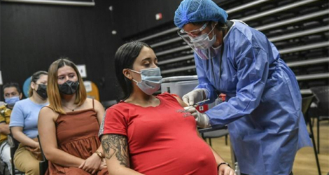 Une femme enceinte se fait administrer le vaccin Pfizer-BioNTech contre le Covid-19 à Medellin, en Colombie, le 24 juillet 2021.