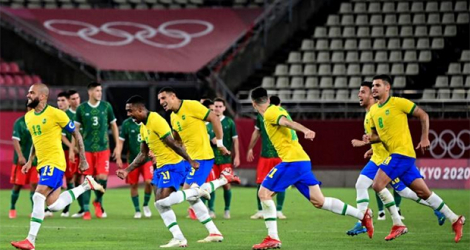 Les Brésiliens explosent de joie après leur victoire aux tirs au but face au Mexique en demi-finale du tounoi olympique de foot à Kshima, le 3 août 2021.