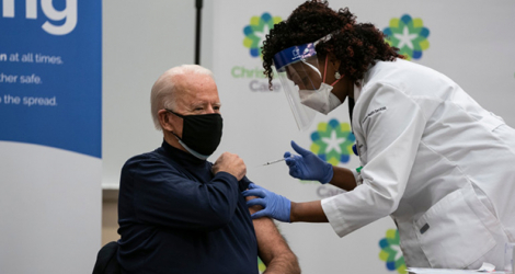 Joe Biden se faisant vacciner contre la Covid-19.