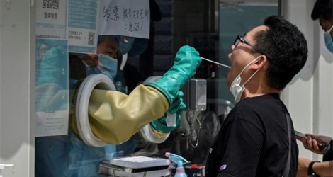 Un soignant fait un prélèvement pour un test au coronavirus, le 4 août 2021 à Pékin.