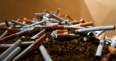 Des cigarettes de marque contrefaites découvertes par des douaniers à Aartselaar, près de Bruxelles, le 4 août 2021.