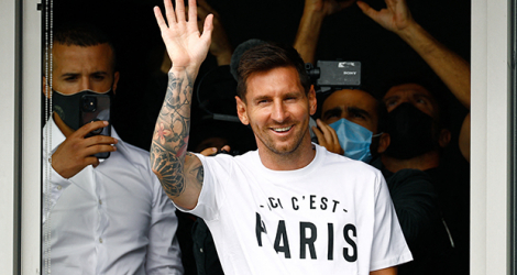 Messi salue les supporters qui l'acclament à l'aéroport du Bourget.