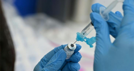 Une infirmière prépare une seringue du vaccin Pfizer contre le Covid-19, le 11 août 2021 à Los Angeles, en Californie.