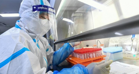 Un technicien travaille sur des prélèvements de tests Covid dans un laboratoire de Wuhan, le 4 août 2021 en Chine.
