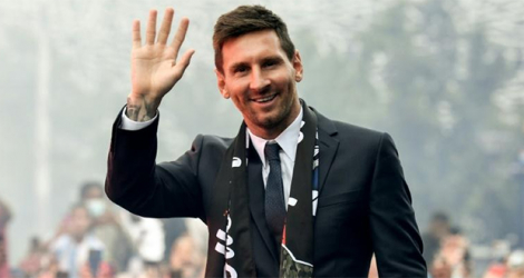 La nouvelle recrue du Paris Saint-Germain, l'Argentin Lionel Messi, salue les supporters venus l'acclamer, le 11 août 2021 devant le Parc des Princes, après sa présentation officielle en conférence de presse.