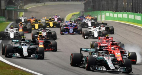 Le GP du Brésil, lors du départ devant des spectateurs le long du circuit d'Interlagos, le 11 novembre 2018.