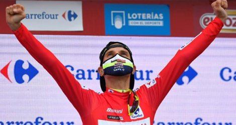 Le coureur estonien Rein Taaramäe (Intermarché-Wanty Gobert) avec le maillot rouge de leader du Tour d'Espagne après sa victoire sur la troisième étape entre Santo Domingo de Silos et Espinosa de los Monteros le 16 août 2021.