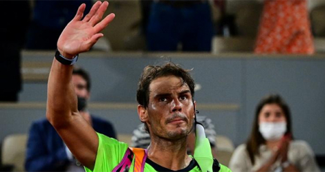 L'Espagnol Rafael Nadal salue les supporters après sa défaite face au Serbe Novak Djokovic, lors de leur demi-finale du tournoi de Roland-Garros, le 11 juin 2021 à Paris.
