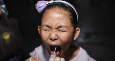 Une enfant se fait tester au Covid-19 le 11 août 2021 à Wuhan, en Chine. 
