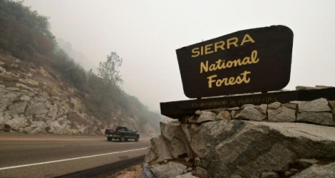 Un panneau à l'entrée de la forêt nationale de Sierra, dans le nord de la Californie, en septembre 2020 afp.com - Frederic J. BROWN