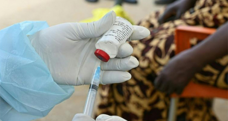 Un soignant prépare une dose du vaccin contre le virus Ebola, le 17 août 2021 à Abidjan, en Côte d'Ivoire.