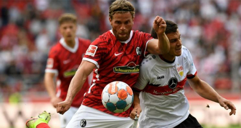 L'attaquant de Fribourg Lucas Höler (g) à la lutte avec le défenseur de Stuttgart Marc-Oliver Kempf, le 28 août 2021 à Stuttgart.