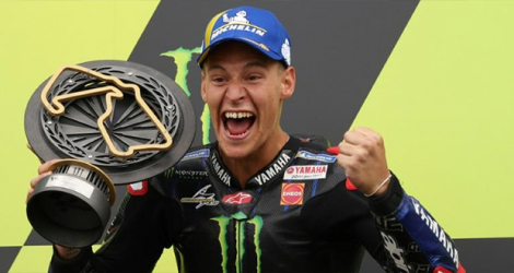 Le pilote français Fabio Quartararo célèbre sa victoire en MotoGP lors du Grand Prix de Grande-Bretagne à Silverstone le 29 août 2021.