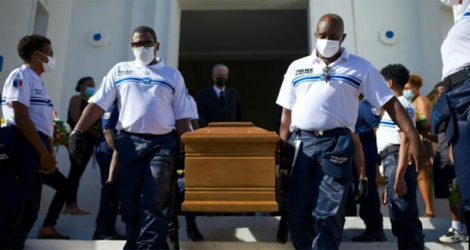 Des policiers portent le cercueil d'un collègue décédé du Covid-19, après la cérémonie d'obsèques à Petit-Bourg, en Guadeloupe, le 2 septembre 2021.