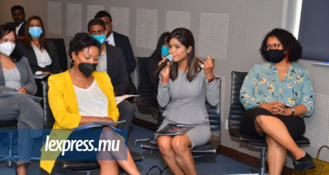 Subhasnee Luchmun Roy aux côtés de Sandra Mayotte du MSM, présentes pour le lancement de la campagne 50/50.