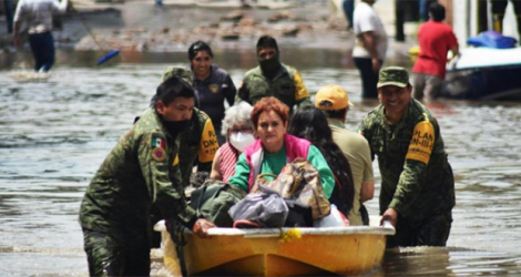 L'armée mexicaine évacue des patients de l'hôpital inondé à Tula de Allende, dans le centre du Mexique, le 7 septembre 2021.