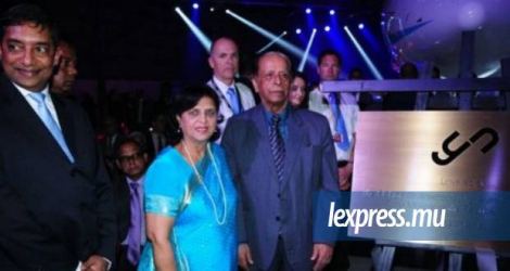 Nirvan Veerasamy et le couple Jugnauth lors de l'inauguration du hangar du Yu Lounge le 6 mai 2015.