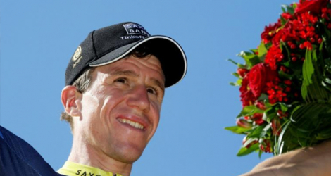 Chris Anker Sorensen célèbre son prix de la combativité sur le podium du Tour de France le 22 juillet 2012 à Paris.