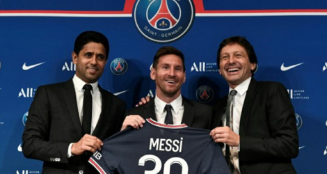 Messi entouré du président du PSG Nasser Al-Khelaifi et du directeur sportif Leonardo, le 11 août 2021 au Parc des Princes.